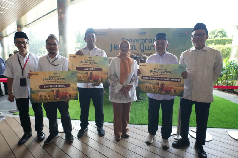 kiri ke kanan) Direktur Human Capital Management Telkomsel Indrawan Ditapradana , Direktur Utama Telkomsel Nugroho, Direktur Utama Telkom Dian Siswarini, Direktur Human Capital Management Telkom Willy Saelan pada kegiatan seremonial penyerahan hewan kurban di Vertical Garden Telkom Hub, Jumat (22/5).