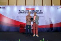 (kiri ke kanan) Direktur Legal & Compliance Telkom Andy Kelana bersama Wakil Menteri Hukum Republik Indonesia Prof. Dr. Eddy O.S. Hiariej, S.H., M.Hum. pada Executive Session Navigating Legal Risk in Corporate Decision Making, Jumat (26/6). Melalui forum ini, Telkom memperkuat kapabilitas pengambil keputusan melalui pemahaman regulasi, Business Judgment Rule (BJR), dan tata kelola perusahaan guna mendukung pertumbuhan bisnis yang berkelanjutan.