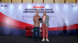 (kiri ke kanan) Direktur Legal & Compliance Telkom Andy Kelana bersama Wakil Menteri Hukum Republik Indonesia Prof. Dr. Eddy O.S. Hiariej, S.H., M.Hum. pada Executive Session Navigating Legal Risk in Corporate Decision Making, Jumat (26/6). Melalui forum ini, Telkom memperkuat kapabilitas pengambil keputusan melalui pemahaman regulasi, Business Judgment Rule (BJR), dan tata kelola perusahaan guna mendukung pertumbuhan bisnis yang berkelanjutan.