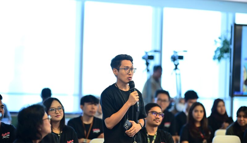 Peserta Culture Agent/Culture Booster Meet & Greet (CAMG) 2026menyampaikan pandangan dalam sesi Sharing Session yang menjadi ruang bagi para peserta untuk saling bertukar pengalaman dan pembelajaran mengenai implementasi budaya perusahaan secara konsisten serta memberikan dampak positif terhadap organisasi maupun bisnis.