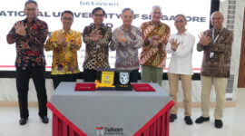 (kiri ke kanan) Direktur Strategic & Business Development Telkom Seno Soemadji bersama Direktur IT Digital Telkom sekaligus Ketua Pembina Yayasan Pendidikan Telkom (YPT) Faizal Rochmad Djoemadi menyaksikan prosesi penandatanganan implementasi kerja sama di Telkom University Kampus Jakarta oleh Rektor Telkom University Prof. Dr. Suyanto dan Senior Vice Provost of National University of Singapore Prof. Bernard C Y Tan, Senin (6/7). Turut hadir Dr. Robert de Souza, Executive Director of the The Logistics Institute of National University Singapore dan Sekretaris Deputi Bidang Koordinasi Perniagaan dan Ekonomi Digital Kementerian Koordinator Bidang Perekonomian Republik Indonesia, Pujo Setio.