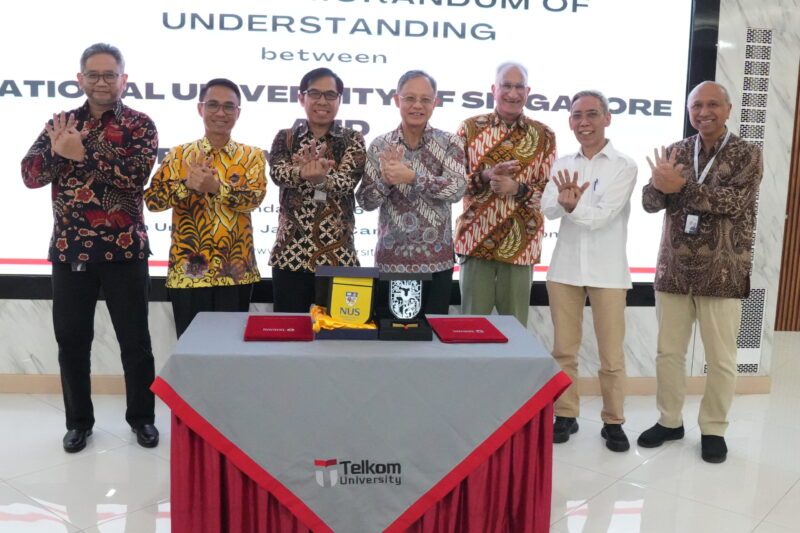 (kiri ke kanan) Direktur Strategic & Business Development Telkom Seno Soemadji bersama Direktur IT Digital Telkom sekaligus Ketua Pembina Yayasan Pendidikan Telkom (YPT) Faizal Rochmad Djoemadi menyaksikan prosesi penandatanganan implementasi kerja sama di Telkom University Kampus Jakarta oleh Rektor Telkom University Prof. Dr. Suyanto dan Senior Vice Provost of National University of Singapore Prof. Bernard C Y Tan, Senin (6/7). Turut hadir Dr. Robert de Souza, Executive Director of the The Logistics Institute of National University Singapore dan Sekretaris Deputi Bidang Koordinasi Perniagaan dan Ekonomi Digital Kementerian Koordinator Bidang Perekonomian Republik Indonesia, Pujo Setio.