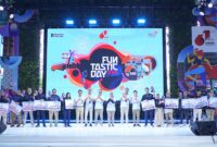 Direktur Utama Telkom Dian Siswarini bersama jajaran Direksi Telkom menyerahkan penghargaan kepada para pemenang berbagai kompetisi dalam rangkaian perayaan HUT ke-61 Telkom bertajuk Siner61 Transformasi – Funtastic Day 2026 di The Telkom Hub, Jakarta, Senin (6/7). Apresiasi ini menjadi bentuk penghargaan atas semangat kolaborasi, sportivitas, dan kreativitas insan TelkomGroup.
