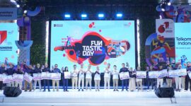 Direktur Utama Telkom Dian Siswarini bersama jajaran Direksi Telkom menyerahkan penghargaan kepada para pemenang berbagai kompetisi dalam rangkaian perayaan HUT ke-61 Telkom bertajuk Siner61 Transformasi – Funtastic Day 2026 di The Telkom Hub, Jakarta, Senin (6/7). Apresiasi ini menjadi bentuk penghargaan atas semangat kolaborasi, sportivitas, dan kreativitas insan TelkomGroup.