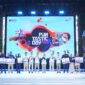 Direktur Utama Telkom Dian Siswarini bersama jajaran Direksi Telkom menyerahkan penghargaan kepada para pemenang berbagai kompetisi dalam rangkaian perayaan HUT ke-61 Telkom bertajuk Siner61 Transformasi – Funtastic Day 2026 di The Telkom Hub, Jakarta, Senin (6/7). Apresiasi ini menjadi bentuk penghargaan atas semangat kolaborasi, sportivitas, dan kreativitas insan TelkomGroup.