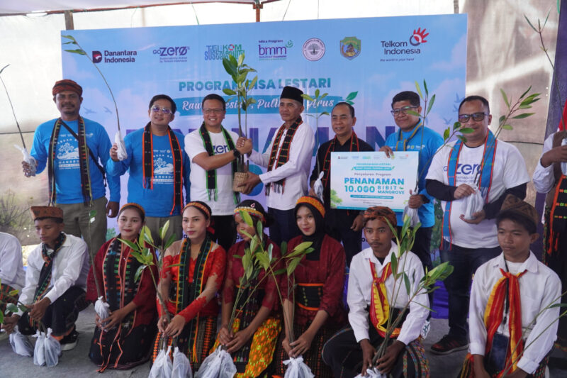 TelkomGroup berkolaborasi dengan pemerintah daerah, mitra, dan masyarakat dalam aksi penanaman 10.000 bibit mangrove di Manggarai Barat, Nusa Tenggara Timur.