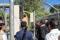 Direktur Network Telkom Nanang Hendarno dan tim teknis TelkomGroup melakukan pengecekan perangkat jaringan di salah satu site terdampak gempa di Nusa Tenggara Timur (NTT), sebagai bagian dari upaya percepatan pemulihan konektivitas dan memastikan layanan telekomunikasi kembali beroperasi normal.