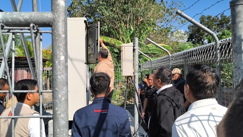 Direktur Network Telkom Nanang Hendarno  dan tim teknis TelkomGroup melakukan pengecekan perangkat jaringan di salah satu site terdampak gempa di Nusa Tenggara Timur (NTT), sebagai bagian dari upaya percepatan pemulihan konektivitas dan memastikan layanan telekomunikasi kembali beroperasi normal.