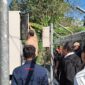 Direktur Network Telkom Nanang Hendarno  dan tim teknis TelkomGroup melakukan pengecekan perangkat jaringan di salah satu site terdampak gempa di Nusa Tenggara Timur (NTT), sebagai bagian dari upaya percepatan pemulihan konektivitas dan memastikan layanan telekomunikasi kembali beroperasi normal.