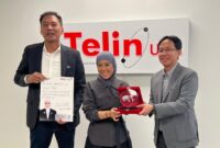 Menteri Komunikasi dan Digital Republik Indonesia (Menkomdigi) Meutya Hafid (tengah) bersama CEO Telin Abdul Rahman Ansyori (kanan) di kantor Telin Los Angeles, Amerika Serikat.