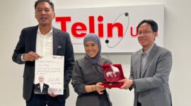 Menteri Komunikasi dan Digital Republik Indonesia (Menkomdigi) Meutya Hafid (tengah) bersama CEO Telin Abdul Rahman Ansyori (kanan) di kantor Telin Los Angeles, Amerika Serikat.