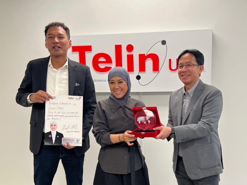 Menteri Komunikasi dan Digital Republik Indonesia (Menkomdigi) Meutya Hafid (tengah) bersama CEO Telin Abdul Rahman Ansyori (kanan) di kantor Telin Los Angeles, Amerika Serikat.