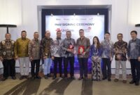 Jajaran manajemen TelkomGroup dan China Unicom usai penandatanganan Nota Kesepahaman (MoU) di Jakarta, Senin (21/9). Melalui skema kolaborasi multilateral dan resiprokal, TelkomGroup bersama Telkomsel, InfraNexia, dan Mitratel menjajaki pengembangan infrastruktur digital, konektivitas, serta solusi teknologi dengan memadukan kapabilitas domestik TelkomGroup dan jaringan global China Unicom.