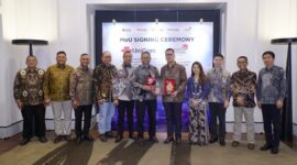 Jajaran manajemen TelkomGroup dan China Unicom usai penandatanganan Nota Kesepahaman (MoU) di Jakarta, Senin (21/9). Melalui skema kolaborasi multilateral dan resiprokal, TelkomGroup bersama Telkomsel, InfraNexia, dan Mitratel menjajaki pengembangan infrastruktur digital, konektivitas, serta solusi teknologi dengan memadukan kapabilitas domestik TelkomGroup dan jaringan global China Unicom.