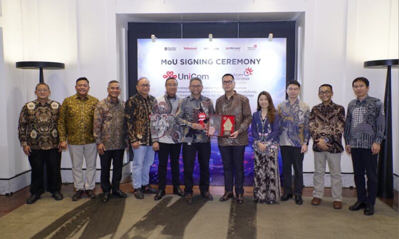 Jajaran manajemen TelkomGroup dan China Unicom usai penandatanganan Nota Kesepahaman (MoU) di Jakarta, Senin (21/9). Melalui skema kolaborasi multilateral dan resiprokal, TelkomGroup bersama Telkomsel, InfraNexia, dan Mitratel menjajaki pengembangan infrastruktur digital, konektivitas, serta solusi teknologi dengan memadukan kapabilitas domestik TelkomGroup dan jaringan global China Unicom.