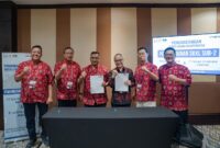 Penandatanganan Berita Acara Kesepakatan (BAK) Pembangunan Sistem Komunikasi Kabel Laut (SKKL) SUB-2 oleh Direktur Planning InfraNexia Ronny Arnaz (ketiga dari kiri) & Direktur Utama CCSI-KD Peter Djatmiko (ketiga dari kanan), disaksikan langsung oleh Direktur Network Telkom Nanang Hendarno (kedua dari kiri) & Direktur Utama InfraNexia Lukman Hakim Abd. Rauf (paling kiri).