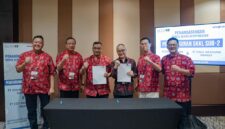 Penandatanganan Berita Acara Kesepakatan (BAK) Pembangunan Sistem Komunikasi Kabel Laut (SKKL) SUB-2 oleh Direktur Planning InfraNexia Ronny Arnaz (ketiga dari kiri) & Direktur Utama CCSI-KD Peter Djatmiko (ketiga dari kanan), disaksikan langsung oleh Direktur Network Telkom Nanang Hendarno (kedua dari kiri) & Direktur Utama InfraNexia Lukman Hakim Abd. Rauf (paling kiri).
