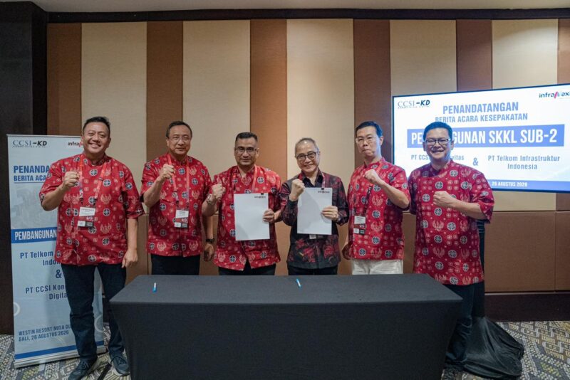 Penandatanganan Berita Acara Kesepakatan (BAK) Pembangunan Sistem Komunikasi Kabel Laut (SKKL) SUB-2 oleh Direktur Planning InfraNexia Ronny Arnaz (ketiga dari kiri) & Direktur Utama CCSI-KD Peter Djatmiko (ketiga dari kanan), disaksikan langsung oleh Direktur Network Telkom Nanang Hendarno (kedua dari kiri) & Direktur Utama InfraNexia Lukman Hakim Abd. Rauf (paling kiri).