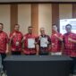 Penandatanganan Berita Acara Kesepakatan (BAK) Pembangunan Sistem Komunikasi Kabel Laut (SKKL) SUB-2 oleh Direktur Planning InfraNexia Ronny Arnaz (ketiga dari kiri) & Direktur Utama CCSI-KD Peter Djatmiko (ketiga dari kanan), disaksikan langsung oleh Direktur Network Telkom Nanang Hendarno (kedua dari kiri) & Direktur Utama InfraNexia Lukman Hakim Abd. Rauf (paling kiri).