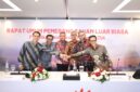 (kiri ke kanan) Direktur Keuangan & Manajemen Risiko Telkom Arthur Angelo Syailendra, Direktur Network Telkom Budi Satria Dharma Purba, Direktur Utama Telkom  Nanang Hendarno, Direktur Legal & Compliance Telkom Andy Kelana, Direktur Strategic Business Development & Portfolio Telkom  Seno Soemadji, dan Direktur Human Capital Management Telkom Willy Saelan usai rangkaian agenda Rapat Umum Pemegang Saham Luar Biasa (RUPSLB) Telkom, Rabu (30/9).