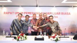 (kiri ke kanan) Direktur Keuangan & Manajemen Risiko Telkom Arthur Angelo Syailendra, Direktur Network Telkom Budi Satria Dharma Purba, Direktur Utama Telkom  Nanang Hendarno, Direktur Legal & Compliance Telkom Andy Kelana, Direktur Strategic Business Development & Portfolio Telkom  Seno Soemadji, dan Direktur Human Capital Management Telkom Willy Saelan usai rangkaian agenda Rapat Umum Pemegang Saham Luar Biasa (RUPSLB) Telkom, Rabu (30/9).