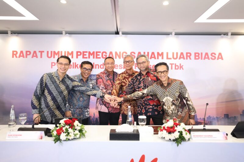 (kiri ke kanan) Direktur Keuangan & Manajemen Risiko Telkom Arthur Angelo Syailendra, Direktur Network Telkom Budi Satria Dharma Purba, Direktur Utama Telkom  Nanang Hendarno, Direktur Legal & Compliance Telkom Andy Kelana, Direktur Strategic Business Development & Portfolio Telkom  Seno Soemadji, dan Direktur Human Capital Management Telkom Willy Saelan usai rangkaian agenda Rapat Umum Pemegang Saham Luar Biasa (RUPSLB) Telkom, Rabu (30/9).