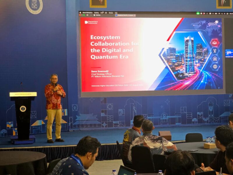 Direktur Strategic Business Development & Portfolio Telkom Seno Soemadji menyampaikan paparan dalam Indonesia Higher Education CIO Forum 2026 di Institut Teknologi Bandung.