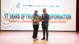 VP Enterprise Marketing & Growth Telkom Reni Yustiani menerima penghargaan “Business Impact & Industry Growth” untuk Telkom Solution dari Kabar Group Indonesia (KGI).