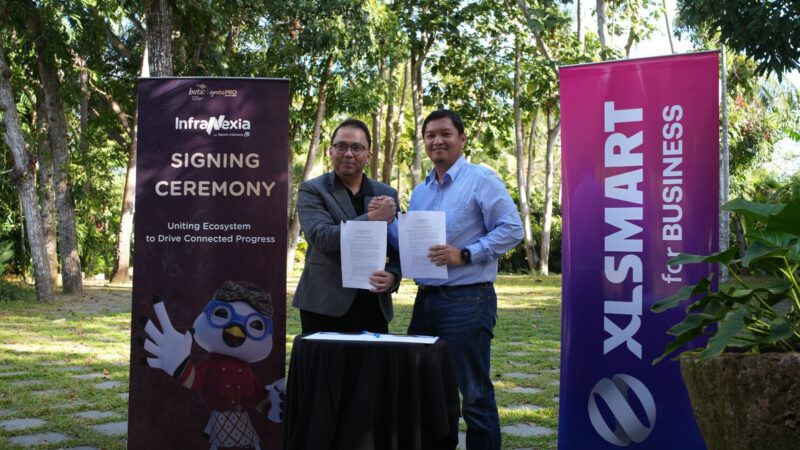 (kiri ke kanan) Direktur Commercial InfraNexia Syaiful Rahim Soenaria dan Group Head Network Planning & Design XLSMART ??Fadly Hamka melakukan penandatanganan Berita Acara Kesepakatan (BAK) kerja sama penguatan infrastruktur konektivitas nasional melalui pemanfaatan layanan Wavenexia, Metronexia, dan infrastruktur pasif dalam rangkaian BATIC 2026 di Bali, (27/8).