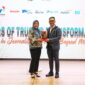 VP Enterprise Marketing & Growth Telkom Reni Yustiani menerima penghargaan “Business Impact & Industry Growth” untuk Telkom Solution dari Kabar Group Indonesia (KGI).