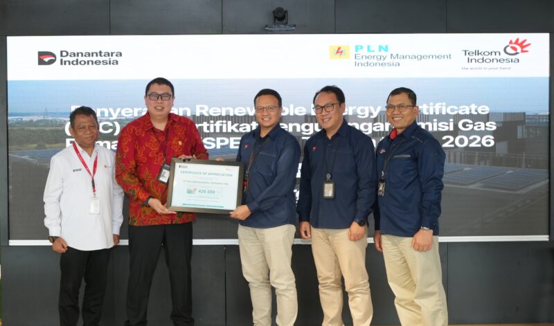 Telkom menerima Certificate of Appreciation dari PT Energy Management Indonesia (Persero) (EMI) atas pemanfaatan Renewable Energy Certificate (REC) dan Sertifikat Pengurangan Emisi Gas Rumah Kaca (SPE GRK) dalam mendukung upaya dekarbonisasi. Penyerahan sertifikat menjadi bagian dari pencapaian The Telkom Hub yang telah mencapai net zero emisi Cakupan 1 dan 2, sekaligus memperkuat langkah Telkom menuju operasional rendah karbon dan target Net Zero Emission (NZE) 2060.