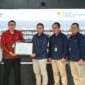Telkom menerima Certificate of Appreciation dari PT Energy Management Indonesia (Persero) (EMI) atas pemanfaatan Renewable Energy Certificate (REC) dan Sertifikat Pengurangan Emisi Gas Rumah Kaca (SPE GRK) dalam mendukung upaya dekarbonisasi. Penyerahan sertifikat menjadi bagian dari pencapaian The Telkom Hub yang telah mencapai net zero emisi Cakupan 1 dan 2, sekaligus memperkuat langkah Telkom menuju operasional rendah karbon dan target Net Zero Emission (NZE) 2060.