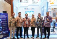 Direktur IT Digital Telkom Faizal Rochmad Djoemadi (ketiga dari kiri) bersama jajaran TelkomGroup di booth Telkom Solution dalam ajang Festival Ekonomi Keuangan Digital Indonesia (FEKDI) & Indonesia Fintech Summit & Expo (IFSE) 2026 di Jakarta International Convention Center (JICC), Jakarta. Melalui kolaborasi dengan Danantara Indonesia, Telkom Solution menghadirkan kapabilitas dan solusi digital terintegrasi untuk mendukung penguatan ekosistem ekonomi dan keuangan digital Indonesia yang semakin inklusif, aman, dan berdaya saing.