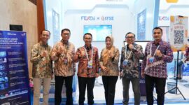 Direktur IT Digital Telkom Faizal Rochmad Djoemadi (ketiga dari kiri) bersama jajaran TelkomGroup di booth Telkom Solution dalam ajang Festival Ekonomi Keuangan Digital Indonesia (FEKDI) & Indonesia Fintech Summit & Expo (IFSE) 2026 di Jakarta International Convention Center (JICC), Jakarta. Melalui kolaborasi dengan Danantara Indonesia, Telkom Solution menghadirkan kapabilitas dan solusi digital terintegrasi untuk mendukung penguatan ekosistem ekonomi dan keuangan digital Indonesia yang semakin inklusif, aman, dan berdaya saing.