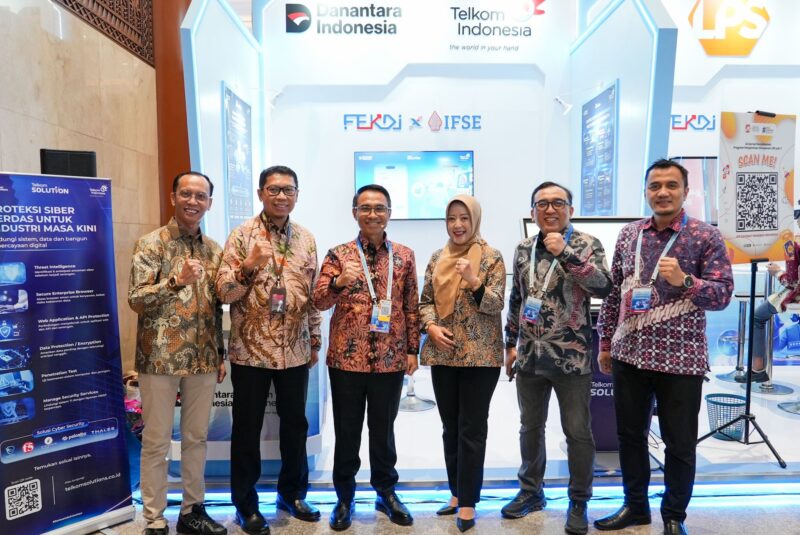 Direktur IT Digital Telkom Faizal Rochmad Djoemadi (ketiga dari kiri) bersama jajaran TelkomGroup di booth Telkom Solution dalam ajang Festival Ekonomi Keuangan Digital Indonesia (FEKDI) & Indonesia Fintech Summit & Expo (IFSE) 2026 di Jakarta International Convention Center (JICC), Jakarta. Melalui kolaborasi dengan Danantara Indonesia, Telkom Solution menghadirkan kapabilitas dan solusi digital terintegrasi untuk mendukung penguatan ekosistem ekonomi dan keuangan digital Indonesia yang semakin inklusif, aman, dan berdaya saing.