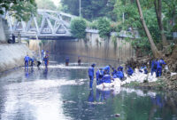 Karyawan TelkomGroup bersama petugas kebersihan saat mengangkat sampah dari aliran Kali Krukut di sekitar The Telkom Hub, Jakarta, Jumat (18/9). Kegiatan ini menjadi bagian dari aksi kolaboratif memperingati Hari Sungai dan World Cleanup Day yang berhasil mengumpulkan 5,1 ton sampah sekaligus mendorong kepedulian bersama terhadap kebersihan lingkungan.