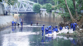 Karyawan TelkomGroup bersama petugas kebersihan saat mengangkat sampah dari aliran Kali Krukut di sekitar The Telkom Hub, Jakarta, Jumat (18/9). Kegiatan ini menjadi bagian dari aksi kolaboratif memperingati Hari Sungai dan World Cleanup Day yang berhasil mengumpulkan 5,1 ton sampah sekaligus mendorong kepedulian bersama terhadap kebersihan lingkungan.