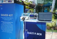 Saver-Kit dari SMAN 2 Bitung Raih Pemenang Pertama TTC 2026 – SMAN 2 Bitung, Sulawesi Utara, berhasil meraih pemenang pertama Teacher Tech Championship (TTC) 2026 melalui karya inovasi bertajuk Saver-Kit. Posisi pemenang kedua diraih SMAN 1 Kendari melalui Ajari AI, sementara MAN 3 Kota Makassar menempati posisi pemenang ketiga dengan Chemission Weblab. Sebagai bentuk apresiasi, Bakti BCA memberikan dukungan pendanaan karya, sertifikat, serta tabungan dana pendidikan bagi para pemenang. Bakti BCA juga memfasilitasi pendaftaran hak cipta bagi karya tiga tim pemenang utama dan mendukung mereka untuk mengikuti kompetisi tingkat nasional.