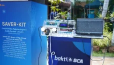 Saver-Kit dari SMAN 2 Bitung Raih Pemenang Pertama TTC 2026 – SMAN 2 Bitung, Sulawesi Utara, berhasil meraih pemenang pertama Teacher Tech Championship (TTC) 2026 melalui karya inovasi bertajuk Saver-Kit. Posisi pemenang kedua diraih SMAN 1 Kendari melalui Ajari AI, sementara MAN 3 Kota Makassar menempati posisi pemenang ketiga dengan Chemission Weblab. Sebagai bentuk apresiasi, Bakti BCA memberikan dukungan pendanaan karya, sertifikat, serta tabungan dana pendidikan bagi para pemenang. Bakti BCA juga memfasilitasi pendaftaran hak cipta bagi karya tiga tim pemenang utama dan mendukung mereka untuk mengikuti kompetisi tingkat nasional.