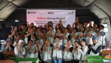 Telkom bersama guru dan peserta kegiatan dalam program pemulihan pembelajaran pascagempa di Kabupaten Manggarai, Nusa Tenggara Timur. Sejalan dengan semangat Bersama Jadi Bisa, Telkom menghadirkan dukungan berupa penguatan kapasitas guru, pendampingan siswa, fasilitas pembelajaran, dan konektivitas digital sebagai bagian dari upaya membantu sekolah dan anak-anak bangkit serta melanjutkan proses belajar pascabencana.