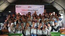 Telkom bersama guru dan peserta kegiatan dalam program pemulihan pembelajaran pascagempa di Kabupaten Manggarai, Nusa Tenggara Timur. Sejalan dengan semangat Bersama Jadi Bisa, Telkom menghadirkan dukungan berupa penguatan kapasitas guru, pendampingan siswa, fasilitas pembelajaran, dan konektivitas digital sebagai bagian dari upaya membantu sekolah dan anak-anak bangkit serta melanjutkan proses belajar pascabencana.