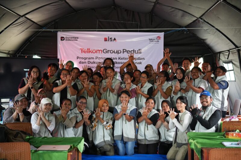 Telkom bersama guru dan peserta kegiatan dalam program pemulihan pembelajaran pascagempa di Kabupaten Manggarai, Nusa Tenggara Timur. Sejalan dengan semangat Bersama Jadi Bisa, Telkom menghadirkan dukungan berupa penguatan kapasitas guru, pendampingan siswa, fasilitas pembelajaran, dan konektivitas digital sebagai bagian dari upaya membantu sekolah dan anak-anak bangkit serta melanjutkan proses belajar pascabencana.