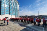 Para teknisi Telkom Akses bersiaga dalam mendukung penataan infrastruktur telekomunikasi melalui program Sarana Jaringan Utilitas Terpadu (SJUT) di Kota Bandung. Dengan dukungan sumber daya dan kesiapan teknis, Telkom Akses memastikan proses pemindahan kabel udara ke jaringan bawah tanah berjalan terkoordinasi, aman, dan tetap menjaga kontinuitas layanan bagi pelanggan.
