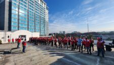 Para teknisi Telkom Akses bersiaga dalam mendukung penataan infrastruktur telekomunikasi melalui program Sarana Jaringan Utilitas Terpadu (SJUT) di Kota Bandung. Dengan dukungan sumber daya dan kesiapan teknis, Telkom Akses memastikan proses pemindahan kabel udara ke jaringan bawah tanah berjalan terkoordinasi, aman, dan tetap menjaga kontinuitas layanan bagi pelanggan.