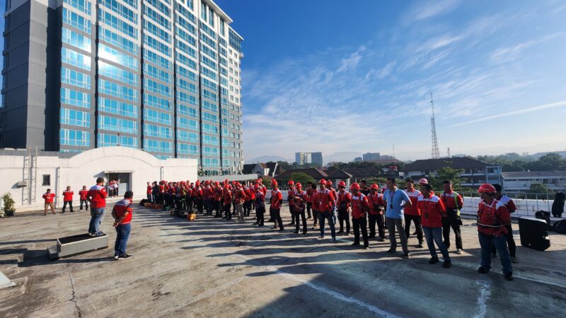 Para teknisi Telkom Akses bersiaga dalam mendukung penataan infrastruktur telekomunikasi melalui program Sarana Jaringan Utilitas Terpadu (SJUT) di Kota Bandung. Dengan dukungan sumber daya dan kesiapan teknis, Telkom Akses memastikan proses pemindahan kabel udara ke jaringan bawah tanah berjalan terkoordinasi, aman, dan tetap menjaga kontinuitas layanan bagi pelanggan.