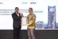 (kiri ke kanan) Direktur Utama Telkom Nanang Hendarno menerima sertifikat keanggotaan UNGC (United Nations Global Compact) yang diserahkan oleh Executive Director UN Global Compact Network Indonesia Dr. M. Windrawan Inantha, Kamis (22/10).