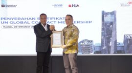 (kiri ke kanan) Direktur Utama Telkom Nanang Hendarno menerima sertifikat keanggotaan UNGC (United Nations Global Compact) yang diserahkan oleh Executive Director UN Global Compact Network Indonesia Dr. M. Windrawan Inantha, Kamis (22/10).