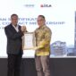 (kiri ke kanan) Direktur Utama Telkom Nanang Hendarno menerima sertifikat keanggotaan UNGC (United Nations Global Compact) yang diserahkan oleh Executive Director UN Global Compact Network Indonesia Dr. M. Windrawan Inantha, Kamis (22/10).