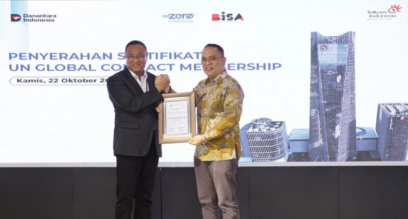 (kiri ke kanan) Direktur Utama Telkom Nanang Hendarno menerima sertifikat keanggotaan UNGC (United Nations Global Compact) yang diserahkan oleh Executive Director UN Global Compact Network Indonesia Dr. M. Windrawan Inantha, Kamis (22/10).