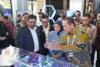 Menteri Komunikasi dan Digital RI Meutya Hafid (tengah) mengunjungi booth TelkomGroup pada gelaran Bali Tech Week (BTW) 2026 di Bali Beach Convention Center, Denpasar, Senin (19/10). Didampingi Direktur Network Telkom Budi Satria Dharma Purba, Meutya meninjau peran NeutraDC dalam mendukung pengembangan infrastruktur AI-ready data center sebagai bagian dari upaya memperkuat kedaulatan ekosistem digital dan kecerdasan buatan (AI) di Indonesia.
